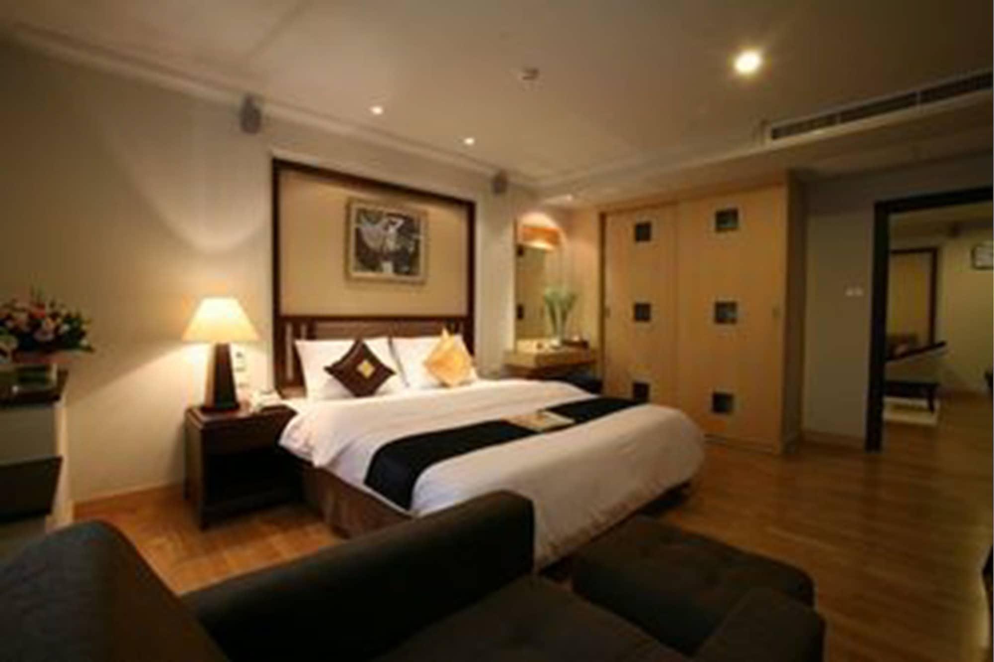 The Key Bangkok Hotel Exterior photo