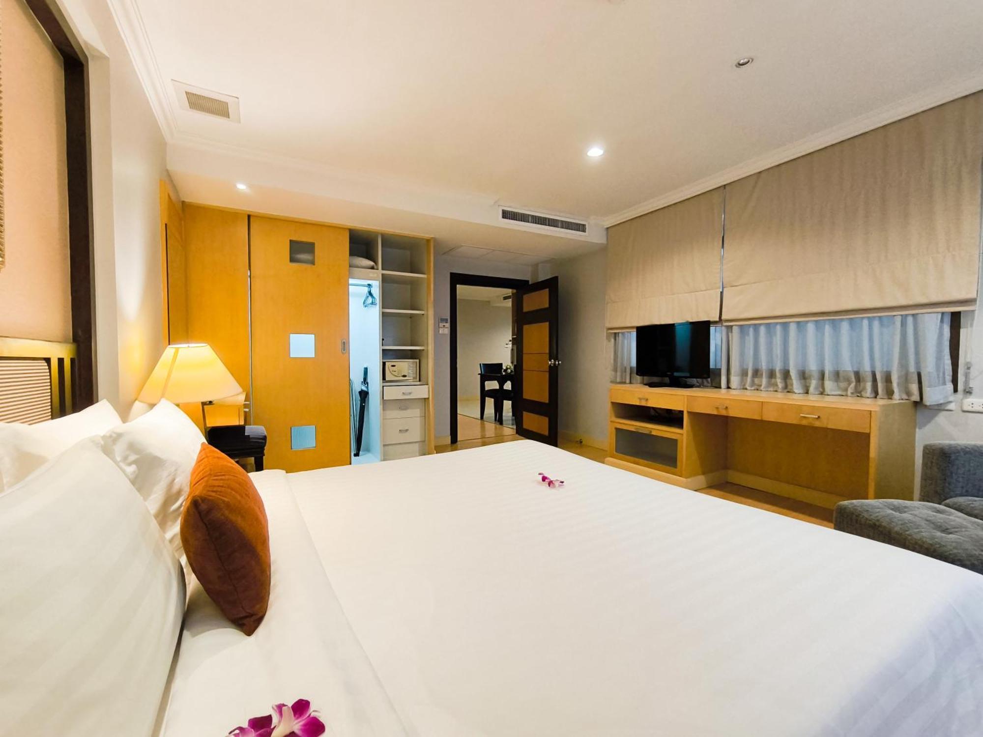 The Key Bangkok Hotel Exterior photo